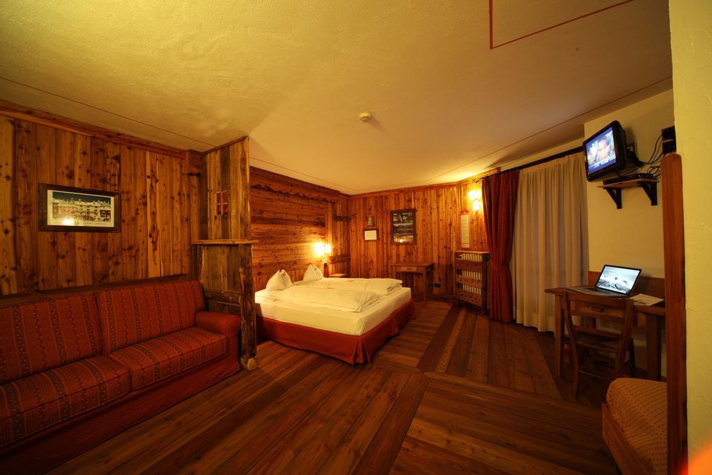 La Torretta Hotel Шаллан-Сент-Ансельм Экстерьер фото